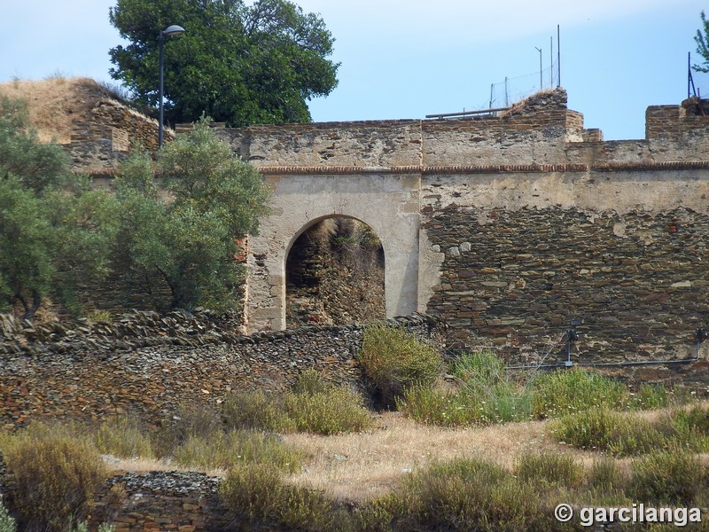 Muralla abaluartada de Alcántara