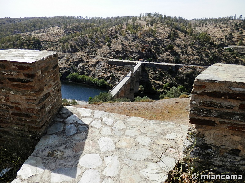 Muralla abaluartada de Alcántara