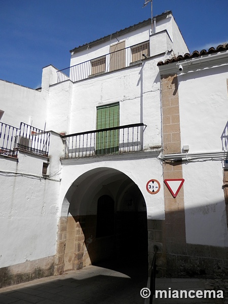 Muralla abaluartada de Alcántara