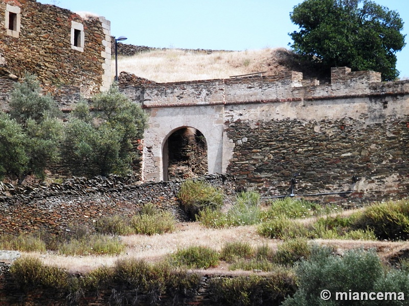 Muralla abaluartada de Alcántara