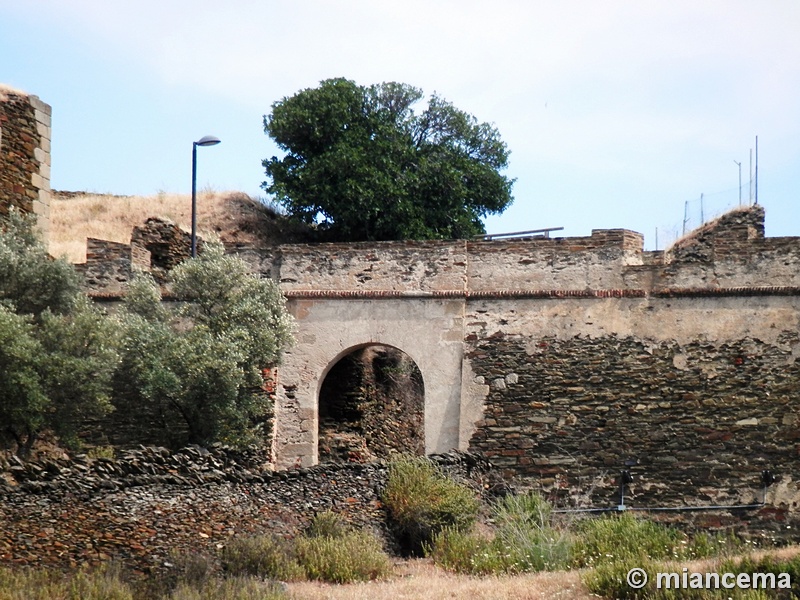 Muralla abaluartada de Alcántara