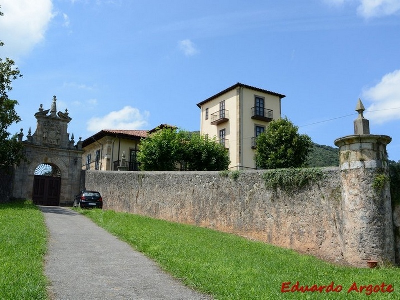 Casa de Cuetos y Torre de Sobremazas