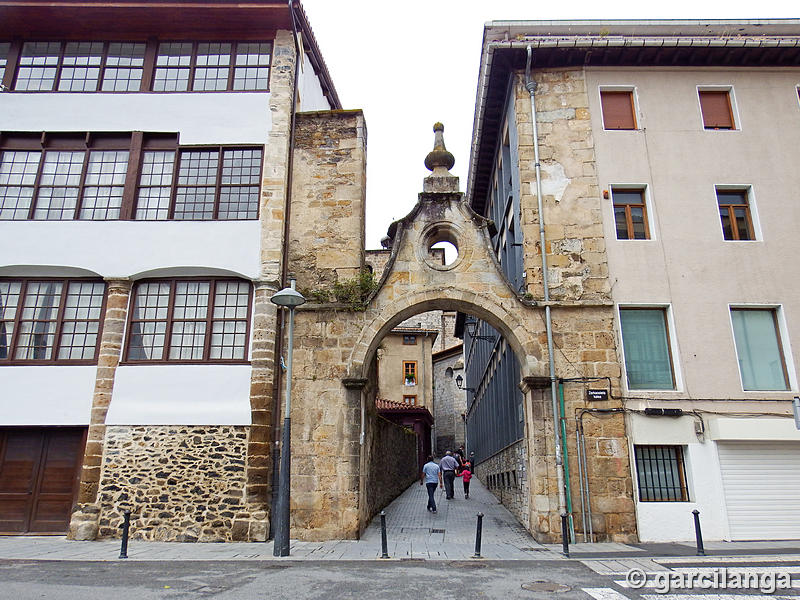 Muralla urbana de Mondragón